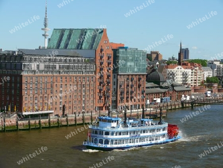 Raddampfer auf der Elbe in Hamburg