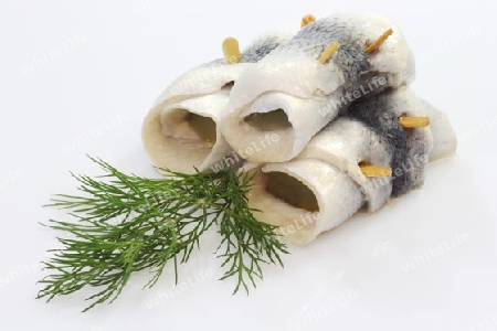 Rollmops mitDill auf hellem Hintergrund