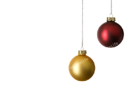 Zwei Christbaumkugeln, gold und rot