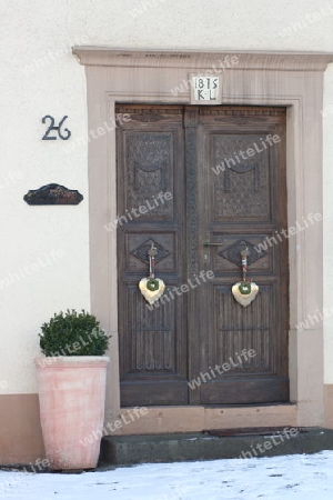 an old, beautifully decorated front door,     eine alte, sch?n verzierte Haust?r,