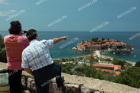 Die Hotelinsel Sveti Stefan am Mittelmeer in Montenegro im Balkan in Europa.