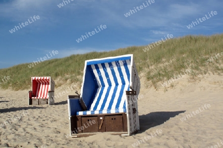 Zwei Strandk?rbe am Strand 