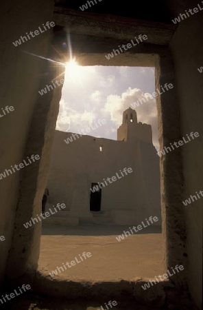 Eine traditionelle Moschee auf der Insel Djerba am Mittelmeer im sueden von Tunesien in Nordafrika.