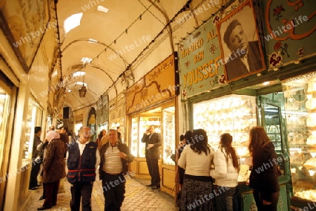 Afrika, Nordafrika, Tunesien, Tunis
Eine Gasse in der Medina mit dem Markt oder Souq in der Altstadt der Tunesischen Hauptstadt Tunis.


