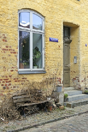 Fenster und Bank an historischer Fassade in der Altstadt von Stralsund , Unesco Weltkulturerbe, Mecklenburg Vorpommern, Deutschland, Europa , oeffentlicher Grund