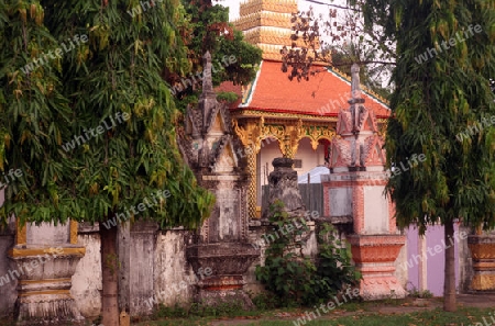 Der Tempel Wat Sainyaphum in der Stadt Savannahet in zentral Laos an der Grenze zu Thailand in Suedostasien.