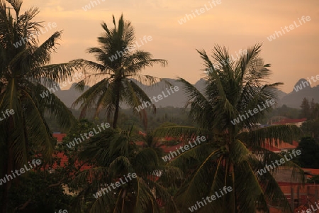 Die Huegel Landschaft bei der Stadt Tha Khaek in zentral Laos an der Grenze zu Thailand in Suedostasien.