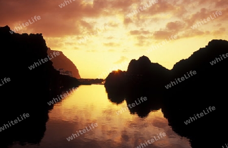 Europa, Atlantischer Ozean, Portugal, Insel, Madeira, Porto Moniz, Meer, Landschaft, Pool, Schwimmbad, Kueste,
Ein Sonnenuntergang an der Kueste beim Dorf Porto Moniz im Norden Insel Madeira im Atlantischen Ozean, Portugal,      (Urs Flueeler) 