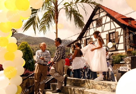 Suedamerika, Karibik, Venezuela, Colonia Tovar, Dorf, Haus, Dorfzentrum, Deutsche Architektur, Schwarzwald Haus, Kollonie, mitten im Nebelwald, Landwirtschaft, Abend, Volksfest, Dorfplatz, Fest, Tracht, Menschen, Gespraech,