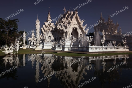 Der Tempel Wat Rong Khun 12 Km suedlich von Chiang Rai in der Provinz chiang Rai im Norden von Thailand in Suedostasien.