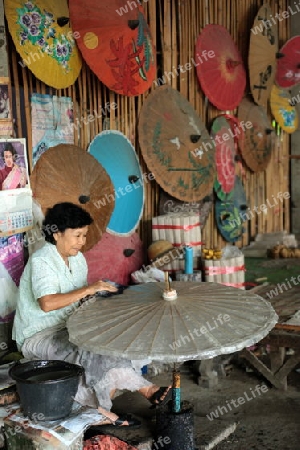 Die traditionelle Papierschirm Produktion in Chiang Mai im  Norden von Thailand.  