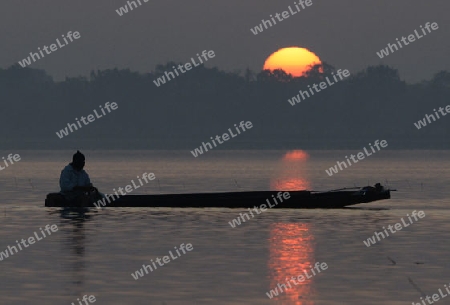 Ein Fischer auf dem See in Amnat Charoen im Isan im osten von Thailand,