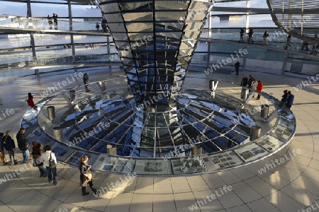 Innenraum mit verspiegelter Mittels?ule der Reichstagskuppel, Reichstag Berlin, Architekt Sir Norman Foster, Berlin, Deutschland, Europa