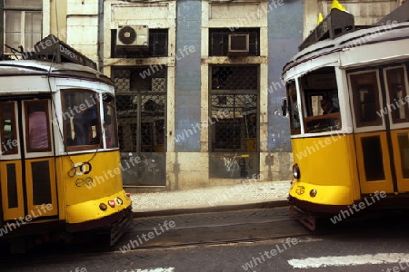 Ein Tram in der  Altstadt von Alfama in der Innenstadt der Hauptstadt Lissabon in Portugal.