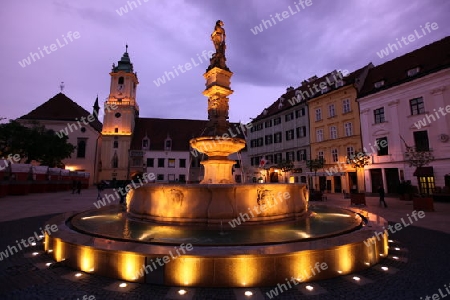 Europa, Osteuropa, Slowakei, Hauptstadt, Bratislava, Altstadt, Platz, Rathausplatz, Maximilianfontaene, Rathaus, Sommer,