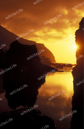 Europa, Atlantischer Ozean, Portugal, Insel, Madeira, Porto Moniz, Meer, Landschaft, Sonnenuntergang, Kueste,
Ein Sonnenuntergang an der Kueste beim Dorf Porto Moniz im Norden Insel Madeira im Atlantischen Ozean, Portugal,      (Urs Flueeler) 