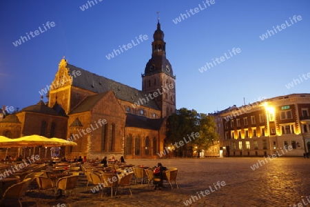 Der Dom mit einem Strassencafe am Domplatz in der Altstadt in Riga, Lettland  