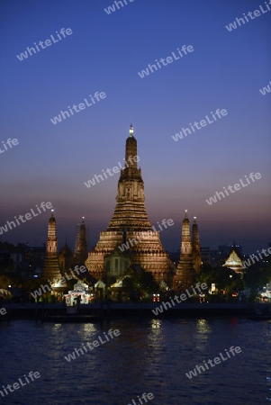 Die Tempelanlage des Wat Arun am Mae Nam Chao Phraya River in der Hauptstadt Bangkok von Thailand in Suedostasien.