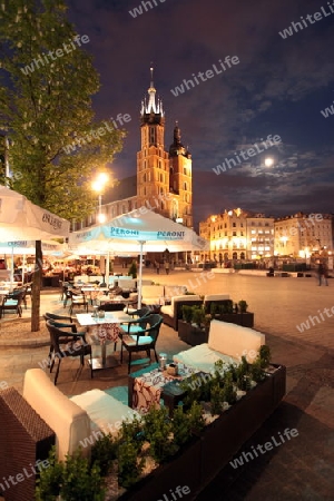 Der Rynek Glowny Platz mit der Marienkirche in der Altstadt von Krakau im sueden von Polen. 