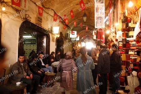 Eine Gasse im Souq oder Bazzar in der Altstadt  von Tunis am Mittelmeer in Tunesien in Nordafrika..