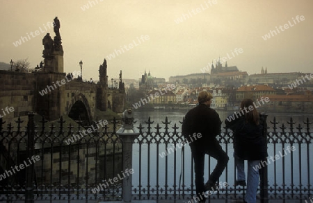 Die Karlsbruecke ueber dem Vltava Fluss in der Hauptstadt Prag in der Tschechischen Repubilck in Osteuropa..