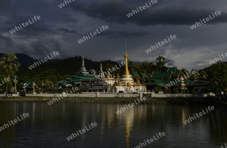 Der Tempel Wat Jong Kham und Jong Klang am See Nong Jong Kham im Dorf Mae Hong Son im norden von Thailand in Suedostasien.