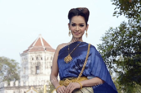 Eine Frau in traditioneller kleidung bei einem traditionellen Tanzfest im Santichaiprakan Park am Mae Nam Chao Phraya in der Hauptstadt Bangkok von Thailand in Suedostasien.