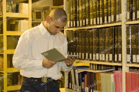 Student in der Bibliothek