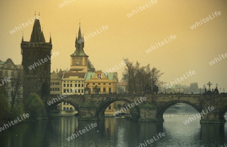 Die Karlsbruecke ueber dem Vltava Fluss in der Hauptstadt Prag in der Tschechischen Repubilck in Osteuropa..