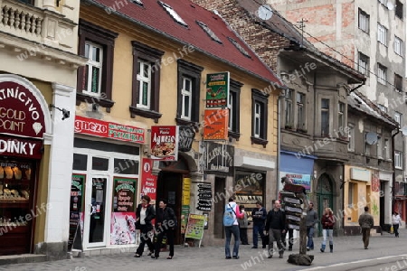 Die Einkaufsstrasse Obchodna in der Altstadt von Bratislava der Hauptstadt an der Donau in  der Slowakei in Osteuropa.  