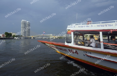 Ein Wassertaxi Boat auf dem Nam Chao Phraya River in der Stadt Bangkok in Thailand in Suedostasien.