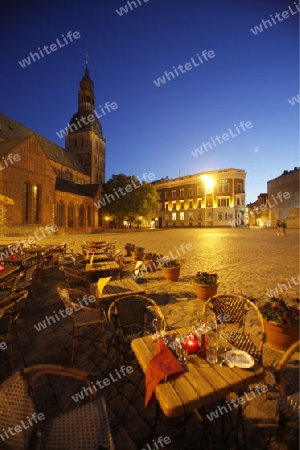 Europa, Osteuropa, Baltikum, Lettland, Riga, Hauptstadt, Altstadt, Domplatz, Dom, Kirchturm, Restaurant, Abend, 
Ein Restaurant und Bierhaus vor dem Dom am Domplatz in der Altstadt von Riga der Hauptstadt von Lettland im Baltikum und Osteuropa.   