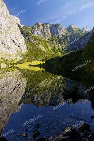 Wasserspiegelung am glasklaren Obersee im Herzen des Nationalpark Berchtesgaden