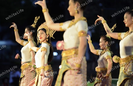 Taenzerinnen bei einem traditionellen Tanz im Santichaiprakan Park am Mae Nam Chao Phraya in der Hauptstadt Bangkok von Thailand in Suedostasien.