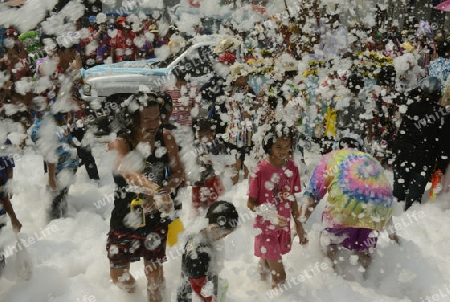 Das Songkran Fest oder Wasserfest zum Thailaendischen Neujahr ist im vollem Gange in Ayutthaya noerdlich von Bangkok in Thailand in Suedostasien.  