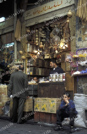 Der Souq oder Markt in der Medina der Altstadt von Aleppo im Norden von Syrien im Nahen Osten.