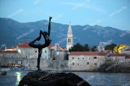 Die Altstadt mit der Kirche Sv. Ivan Krstitelji der Adria Stadt Budva mit vielen neuen Appatementhausern in Montenegro im Balkan am Mittelmeer in Europa.