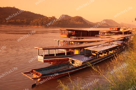 Die Landschaft am Mekong River in der Altstadt von Luang Prabang in Zentrallaos von Laos in Suedostasien.  