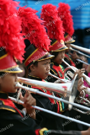 Eine Musik Gruppe zeigt sich an der Festparade beim Bun Bang Fai oder Rocket Festival in Yasothon im Isan im Nordosten von Thailand. 