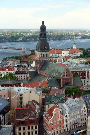 Die Altstadt mit der Vansu Bruecke und dem Dom sowie dem Fluss Daugava aus Sicht der Aussichtsterasse des Sozialistischen Hochhaus Akademie der Wissenschaften im Stadtteil Little Moskow in Riga, Lettland  