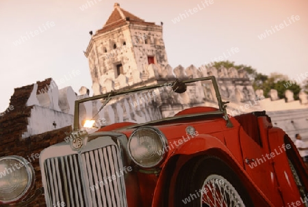 Ein papkarton Auto vor dem Fort Sumen bei einem Fest im Santichaiprakan Park am Mae Nam Chao Phraya in der Hauptstadt Bangkok von Thailand in Suedostasien.