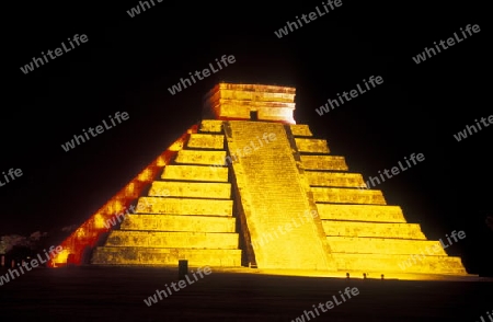 Die Pyramide der Maya Ruine von Chichen Itza im Staat Yucatan auf der Halbinsel Yuctan im sueden von Mexiko in Mittelamerika.   