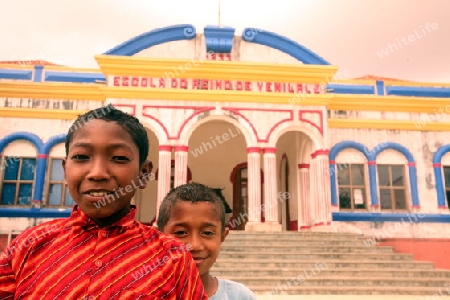 Schulkinder vor dem Kolonialen Schulhaus in Venilale in Zental Ost Timor auf der in zwei getrennten Insel Timor in Asien.