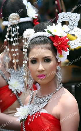 Eine traditionelle Tanz Gruppe zeigt sich an der Festparade beim Bun Bang Fai oder Rocket Festival in Yasothon im Isan im Nordosten von Thailand. 