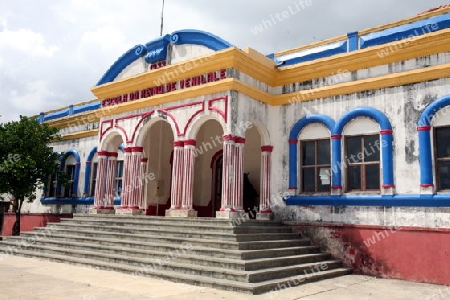 Schulkinder vor dem Kolonialen Schulhaus in Venilale in Zental Ost Timor auf der in zwei getrennten Insel Timor in Asien.