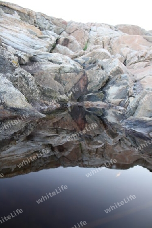 Wasserspieglung einer kleinen Felsenschlucht