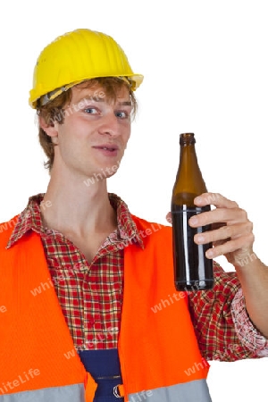 Junger Mann mit Bierflasche auf freiem Hintergrund