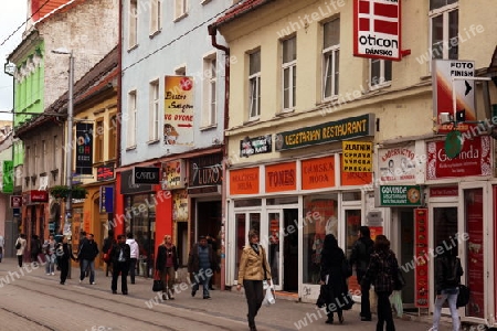 Die Einkaufsstrasse Obchodna in der Altstadt von Bratislava der Hauptstadt an der Donau in  der Slowakei in Osteuropa.  