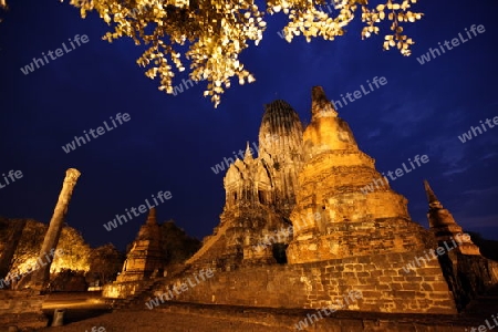 Der Wat Ratburana Tempel in der Tempelstadt Ayutthaya noerdlich von Bangkok in Thailand.