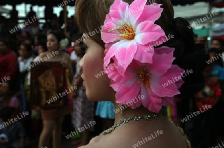 Menschen an der Festparade beim Bun Bang Fai oder Rocket Festival in Yasothon im Isan im Nordosten von Thailand. 